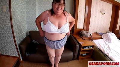 뚱뚱한 일본 엄마는 그녀의 거대한 가슴을 보여주고 섹스 토이를 즐깁니다. 51세의 아시아인 엄마가 자신의 성적 경험에 대해 이야기합니다. 유키코 1 OSAKAPORN 지방 섹시한중년여성