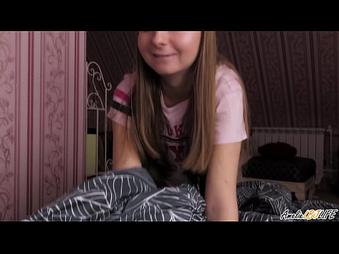 ❤️ 블론디는 그녀의 BFF를 깊이 빨아 먹고 그녀의 입에 정액을 가져옵니다. 섹스 우리 ❌️